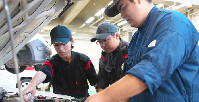 自動車整備科の授業風景