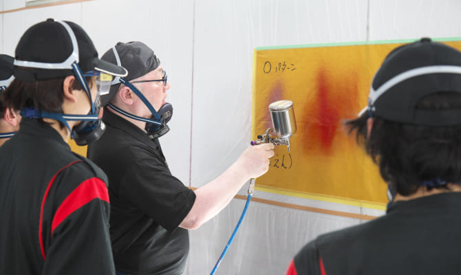 佐世保校 自動車塗装科授業風景