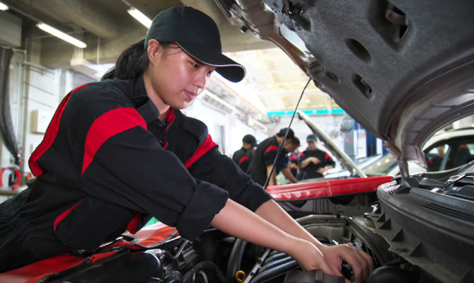 自動車整備科の授業風景